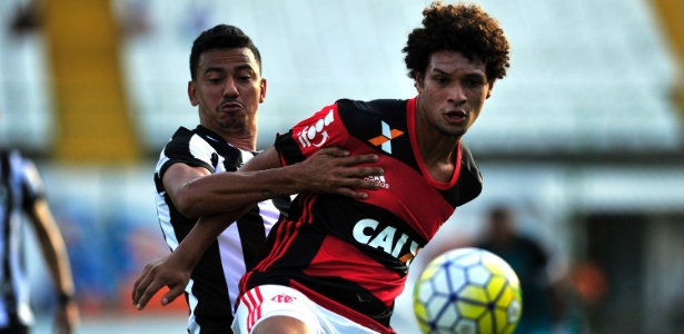 Willian Arão tenta escapar da marcação na partida entre Fla e Botafogo no primeiro turno - Alex Carvalho/Agif