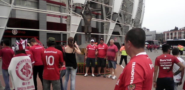 Torcedores do Inter se reúnem na estátua de Fernandão e rezam antes de decisão - Marinho Saldanha/UOL