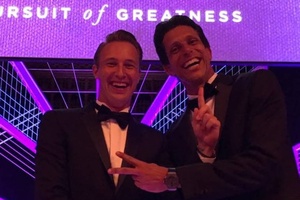 Marcelo Melo brinca com o finlandês Henri Kontinen na festa dos campeões de Wimbledon - Reprodução/Instagram - Reprodução/Instagram