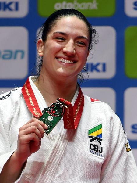Mayra Aguiar comemora a conquista do ouro no Mundial de Judô - ATTILA KISBENEDEK/AFP