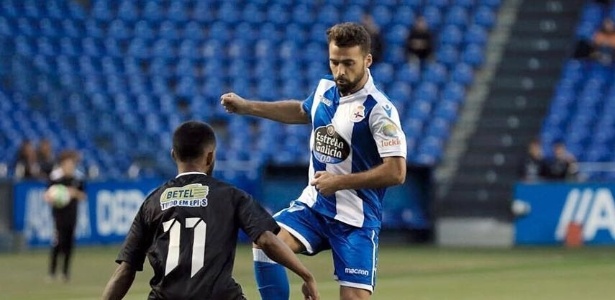 Marquinhos, do Corinthians, tenta desarmar o jogador do La Coruña na goleada por 7 a 0 - Divulgação/Deportivo La Coruña