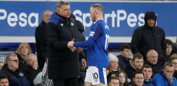 Rooney cumprimenta o técnico Sam Allardyce na saída de campo - Carl Recine/Reuters - Carl Recine/Reuters