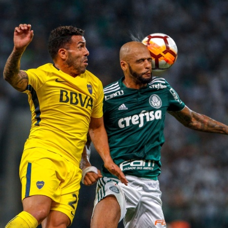 Lance entre Tévez e Felipe Melo em confronto de Palmeiras e Boca Juniors pela Libertadores - MIGUEL SCHINCARIOL/AFP