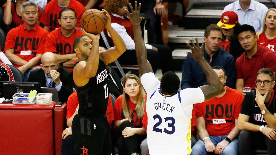 Eric Gordon, do Houston Rockets, arremessa sobre Draymond Green, do Golden State Warriors - Tim Warner/Getty Images/AFP