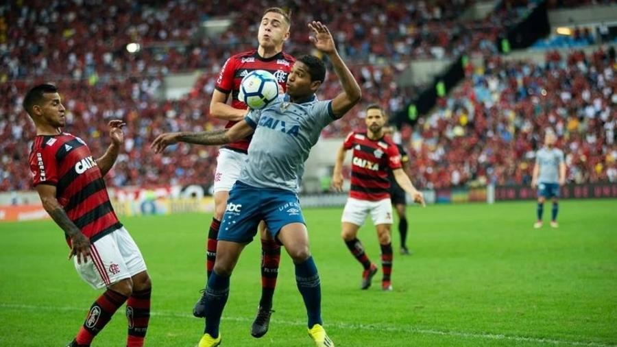 Raniel, do Cruzeiro, e Piris, do Fla, disputam a bola em jogo do Brasileiro do ano passado - Bruno Haddad/Cruzeiro