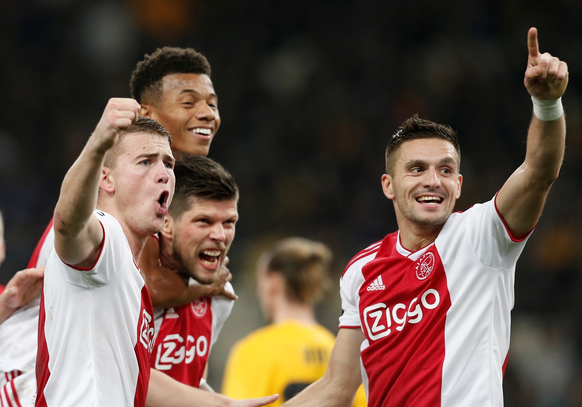 Dusan Tadic comemora gol para o Ajax diante do AEK Atenas em jogo pela Liga dos Campeões - Costas Baltas/Reuters