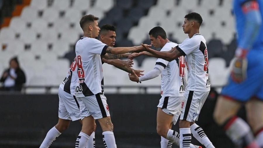 Jogadores do Vasco comemoram o gol feito pelo atacante Marrony sobre o Atlético-GO - Rafael Ribeiro / Vasco.com.br