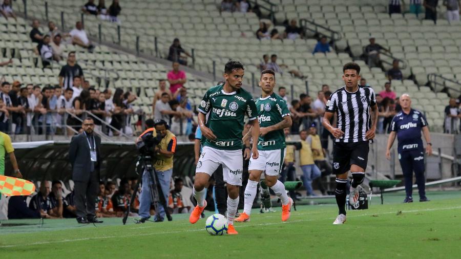 Gustavo Scarpa tenta jogada na partida entre Ceará X Palmeiras pelo Campeonato Brasileiro - Pedro Chaves/AGIF
