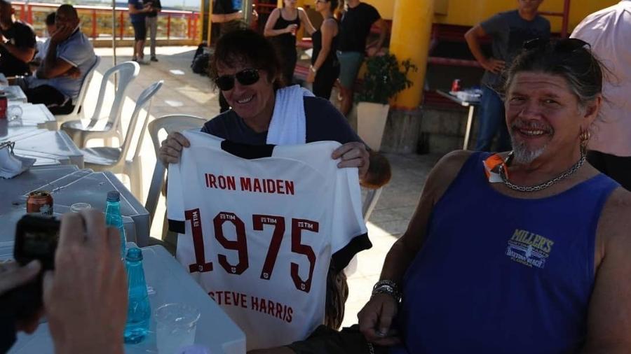 Baixista Steve Harris, do Iron Maiden, com a camisa personalizada que ganhou do Vasco - Rafael Ribeiro / Vasco