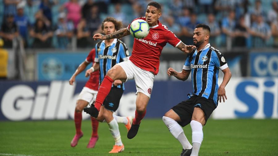 Paolo Guerrero tenta jogada em clássico Gre-Nal na Arena do Grêmio - Ricardo Duarte/Inter