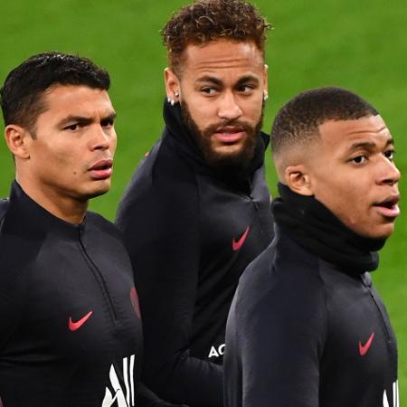 Neymar, Thiago Silva e Mbappé durante aquecimento pelo Paris Saint-Germain