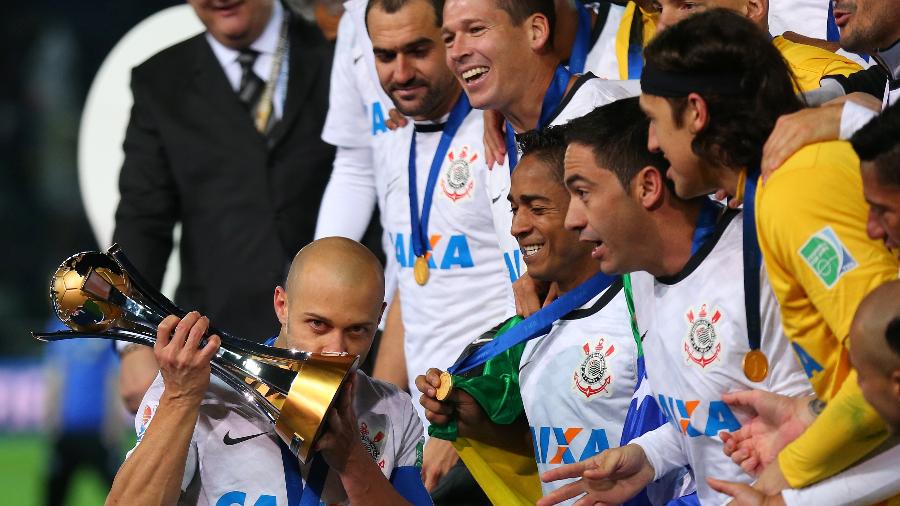 Elenco do Corinthians comemora a conquista do Campeonato Mundial de Clubes FIFA 2012  - Matthew Ashton/Corbis via Getty Images