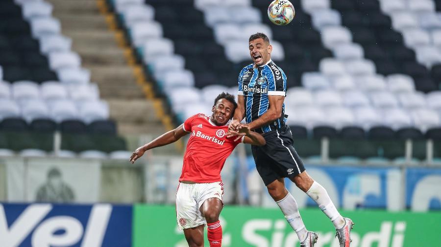 Diego Souza vence disputa aérea com Moisés em clássico Gre-Nal - Lucas Uebel/Grêmio