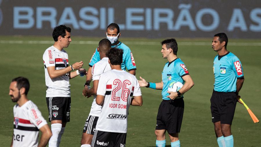 Jogadores do São Paulo aguardam Goiás em campo após casos de Covid no time goiano. Jogo foi adiado pela CBF - Heber Gomes/AGIF