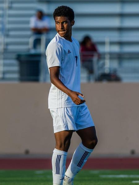 Jogador De Futebol Da High School Em Ação Durante Um Jogo No Sul