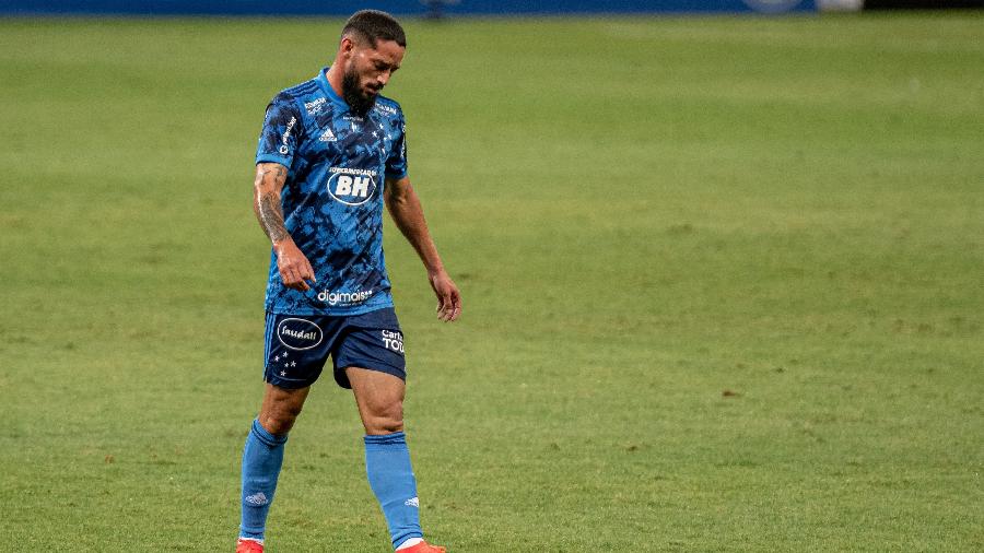 Gol de falta de Artur Caike foi um dos poucos bons momentos do Cruzeiro no clássico - Alessandra Torres/AGIF