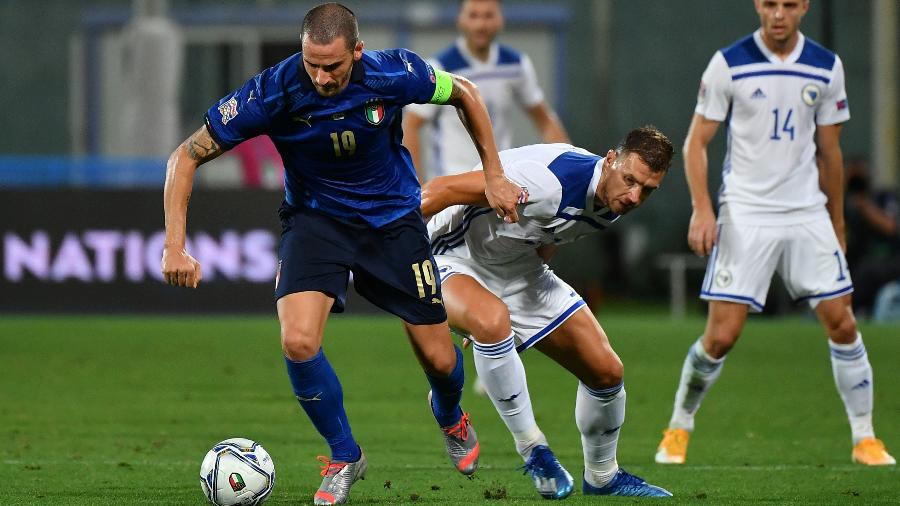 Leonardo Bonucci e Edin Dzeko disputam bola na partida Itália x Bósnia pela Liga das Nações - Isabella Bonotto/AFP
