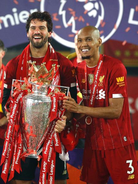 Roberto Firmino, Alisson e Fabinho comemoram título inglês conquistado pelo Liverpool - Phil Noble/Pool via Getty Images