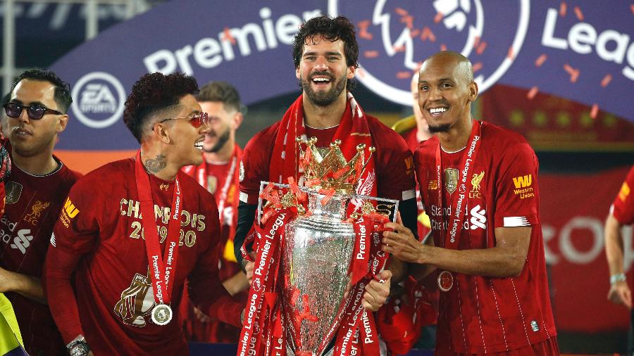 Roberto Firmino, Alisson e Fabinho comemoram título inglês conquistado pelo Liverpool - Phil Noble/Pool via Getty Images