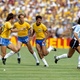 Diego Maradona em jogo contra o Brasil na Copa do Mundo de 1982 - Peter Robinson - EMPICS/PA Images via Getty Images