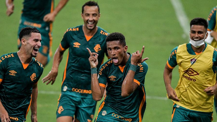 Marcos Paulo comemora gol do Fluminense contra o Athletico em jogo do Brasileirão - Thiago Ribeiro/AGIF