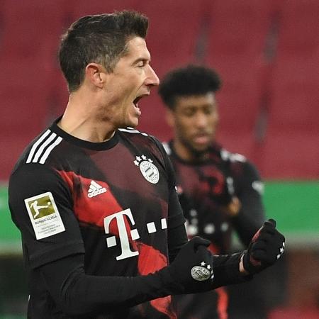 Lewandowski comemora o gol do Bayern de Munique contra o Augsburg - ANDREAS GEBERT/AFP