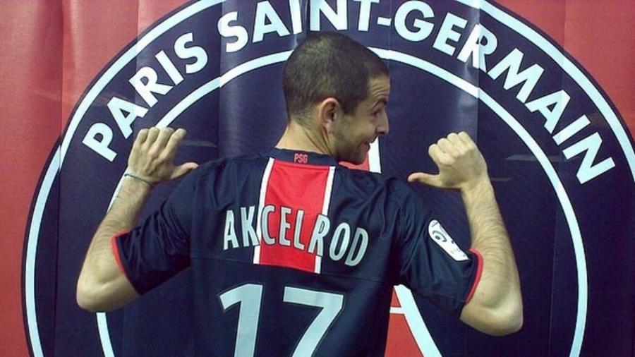Greg Akcelrod com a camisa do PSG; ele quase foi contratado pelo CSKA Sofia como reserva do time francês em 2009 - Reprodução/Facebook