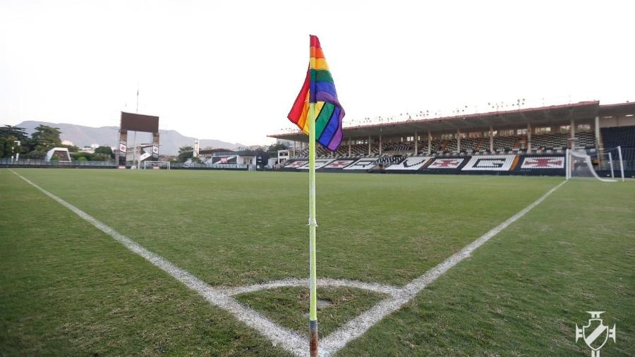 Bandeira de escanteio com as cores do arco-íris  - Rafael Ribeiro/Vasco