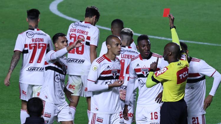 Rigoni é expulso após reclamar de gol do São Paulo contra o Palmeiras - Marcello Zambrana/AGIF - Marcello Zambrana/AGIF