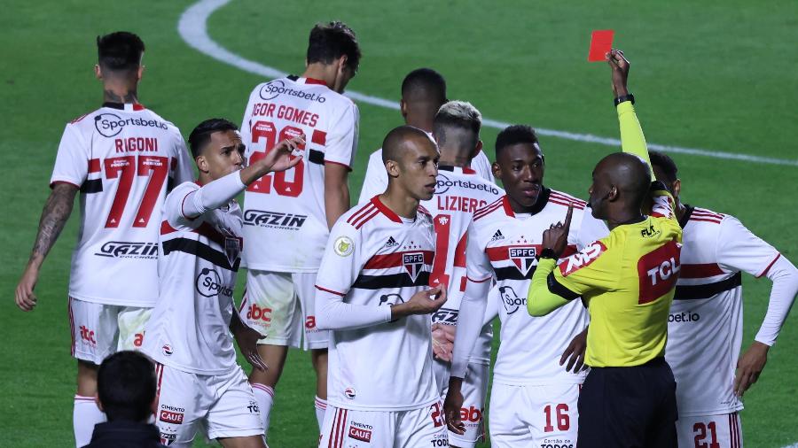 Rigoni é expulso após reclamar de gol do São Paulo contra o Palmeiras - Marcello Zambrana/AGIF