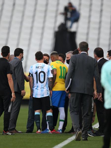 Agentes da Anvisa interrompem partida entre Brasil e Argentina, em São Paulo - Alexandre Schneider/Getty Images