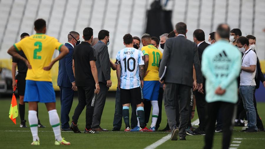 Momento em que agentes da Anvisa interromperam a partida entre Brasil e Argentina - Alexandre Schneider/Getty Images
