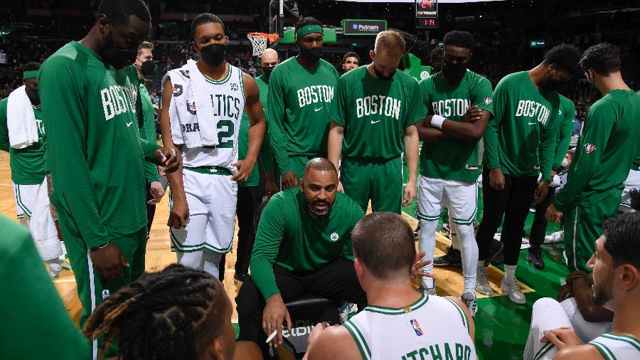 Ime Udoka, técnico principal do Boston Celtics, dá instruções durante jogo da pré-temporada 2021-22 - Brian Babineau/NBAE via Getty Images