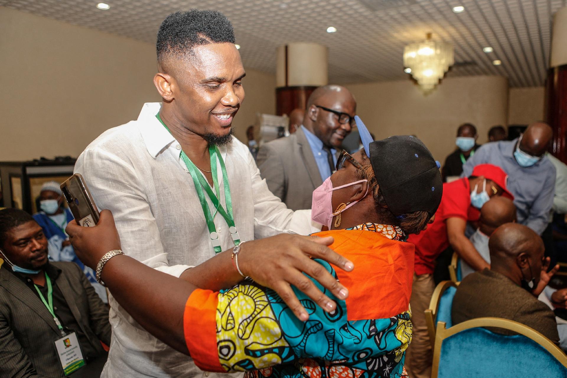 Eto'o recebe os parabéns ao vencer eleição para presidente da Federação Camaronesa de Futebol - undefined