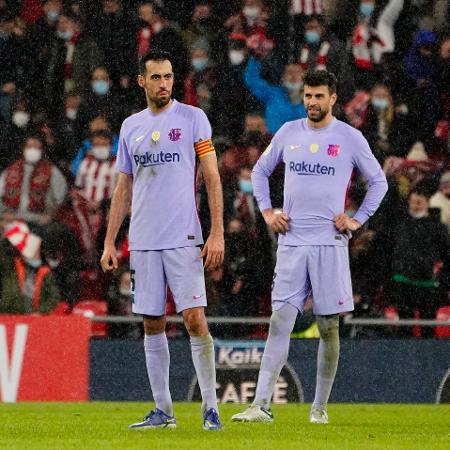 Busquets e Piqué lamentam durante confronto entre Barcelona e Athletic Bilbao, pela Copa do Rei - Vincent West/Reuters