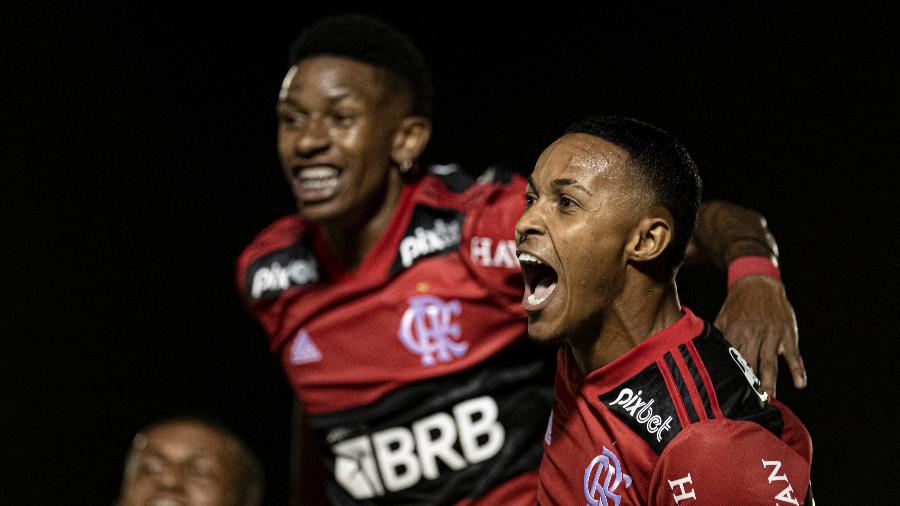 Jogadores do Flamengo comemoram gol de Lázaro contra a Portuguesa-RJ - Jorge Rodrigues/AGIF