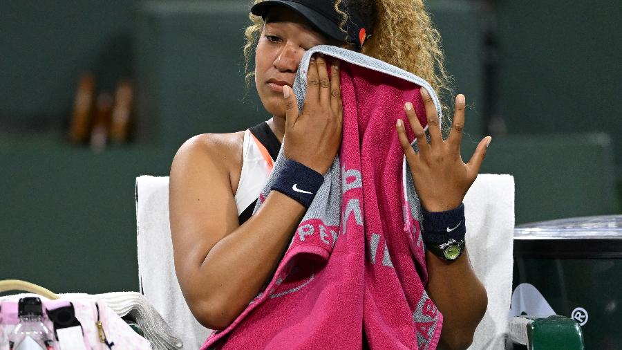 Naomi Osaka chora durante partida em Indian Wells/2022 - Reuters