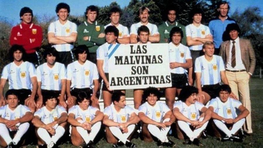 Argentina posa em 1982 com cartaz alusivo à Guerra das Malvinas - Reprodução AFA
