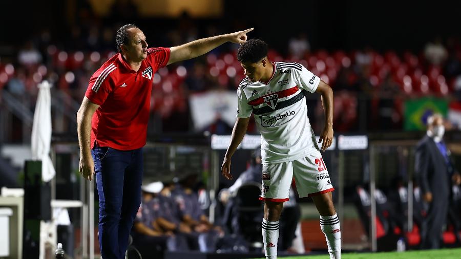 Rogerio Ceni passa instruções a Gabriel Sara, no jogo entre São Paulo e Everton-CHI - Marcello Zambrana/AGIF