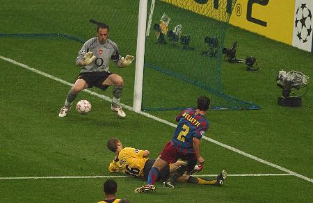 Gol de Belletti pelo Barcelona contra o Arsenal