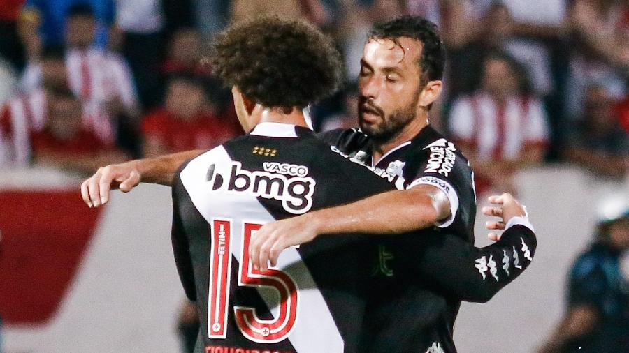 Nenê e Figueiredo comemoram gol marcado pelo Vasco diante do Náutico, em jogo da Série B do Campeonato Brasileiro - Rafael Vieira/AGIF