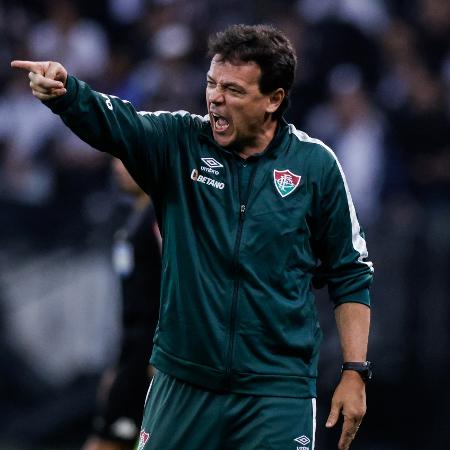 Fernando Diniz, técnico do Fluminense, gesticula com jogadores durante jogo contra o Corinthians - Alexandre Schneider/Getty Images