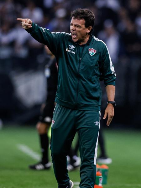 Fernando Diniz, técnico do Fluminense, gesticula com jogadores durante jogo contra o Corinthians - Alexandre Schneider/Getty Images