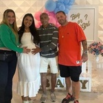 Romário posa ao lado da ex, Monica Santoro, da filha, Monica Faria, e do genro durante chá revelação - undefined