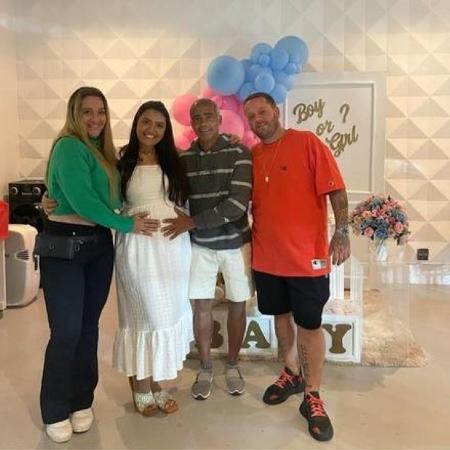 Romário posa ao lado da ex, Monica Santoro, da filha, Monica Faria, e do genro durante chá revelação - Reprodução/Instagram