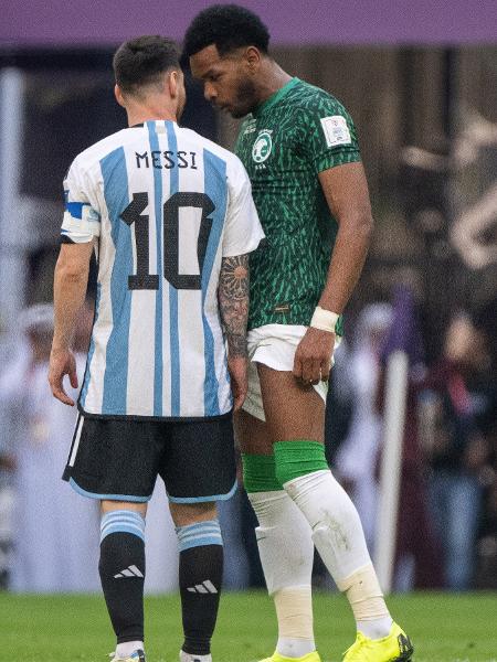 Ali Al-Bulayhi, da Arábia Saudita, encara Messi após segundo gol contra a Argentina pela Copa do Mundo - Lionel Hahn/Getty Images