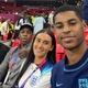 Após brilhar pela Inglaterra, Rashford posa com familiares no estádio