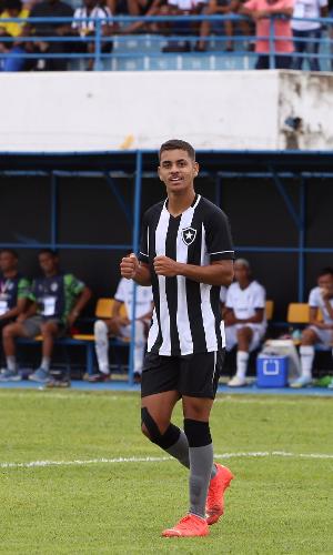 Sapata comemora gol pelo Botafogo contra o Pinheirense, pela Copinha