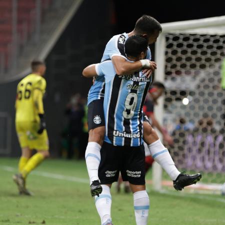 Cristaldo, do Grêmio, comemora com Suárez seu gol contra o Campinense, pela Copa do Brasil - Giovani Leonel/Estadão Conteúdo