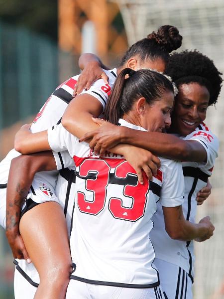 Jogadoras do São Paulo celebram gol na vitória por 7 a 0 sobre o Real Ariquemes. - Reprodução/Twitter